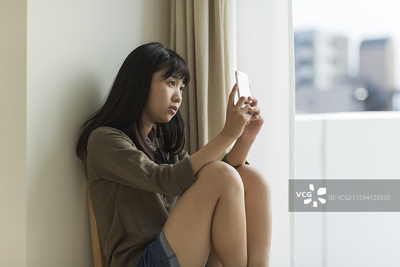 女孩们在看智能手机图片素材