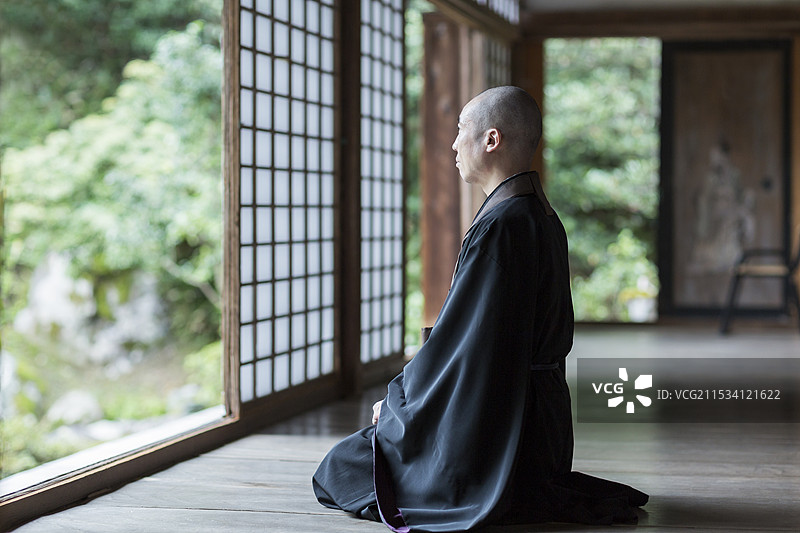 住持坐在阳台上图片素材