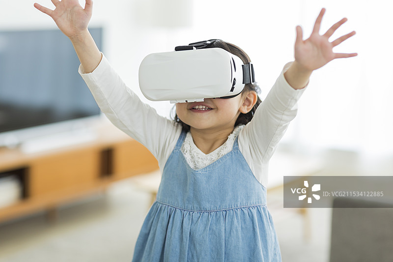 戴着虚拟现实眼镜的女孩图片素材