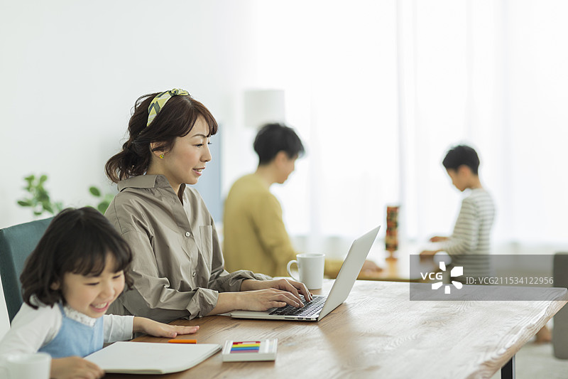 家庭在客厅共度时光图片素材