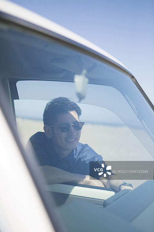 30多岁的男人开车去海边图片素材