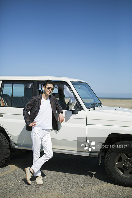 30多岁的男人开车去海边图片素材