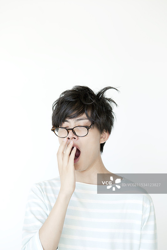 20多岁的男人在打哈欠图片素材