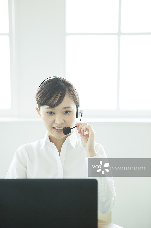 20多岁的操作员微笑回应图片素材