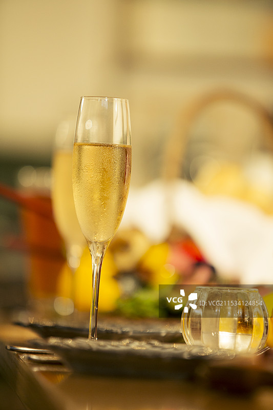 桌子上的香槟图片素材