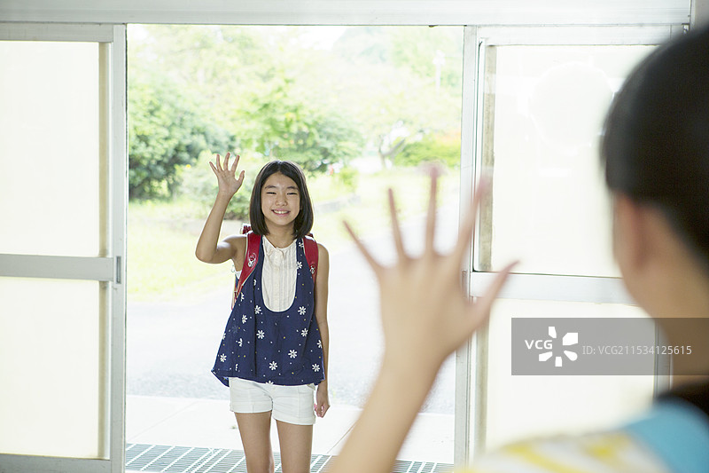 两个女学生在挥手图片素材