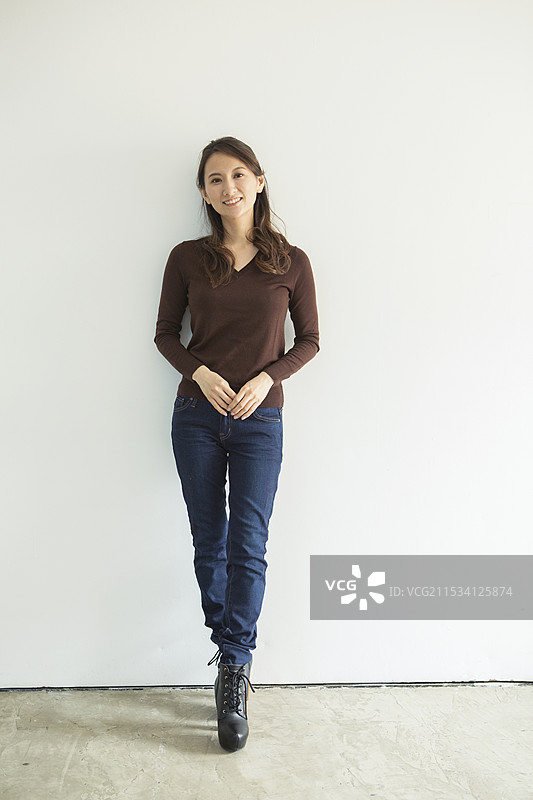 三十多岁微笑女性的肖像图片素材