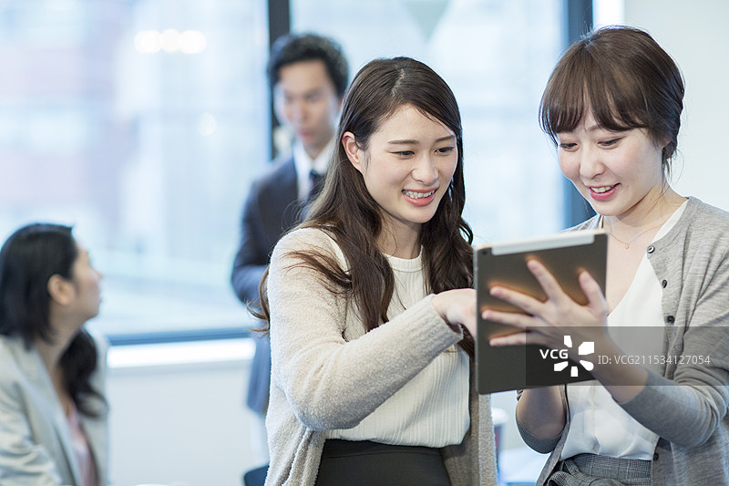 男女在办公室工作时微笑交谈图片素材