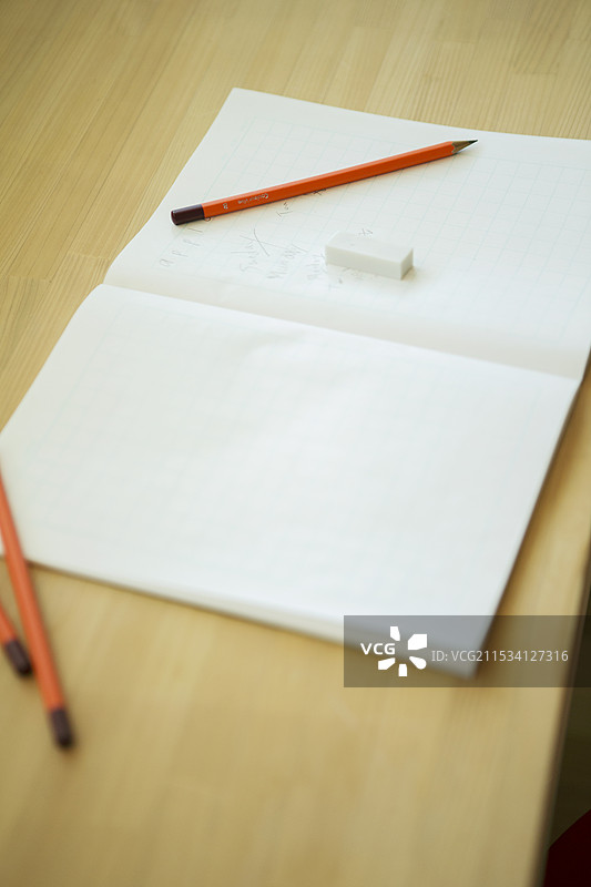 桌子上的笔记本、铅笔和橡皮擦图片素材
