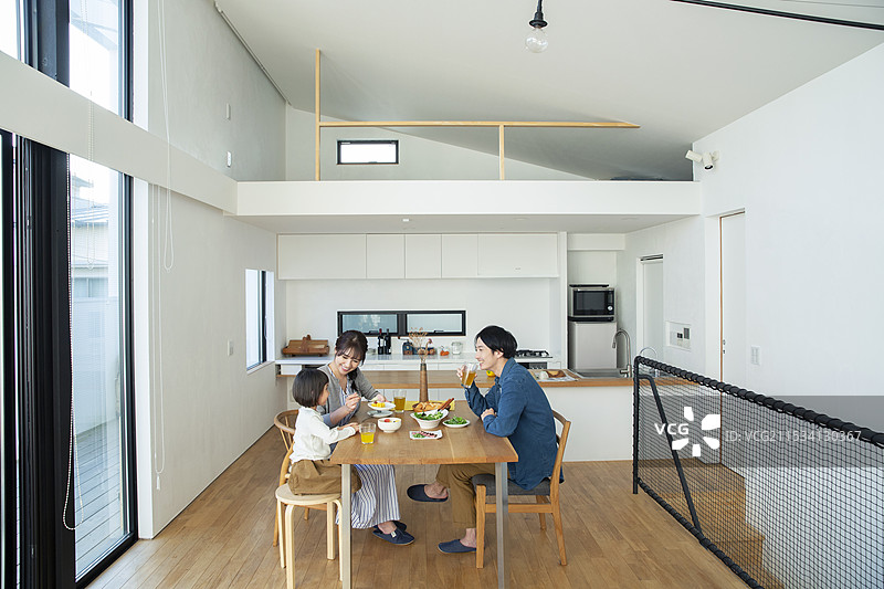 快乐的家庭用餐场景图片素材