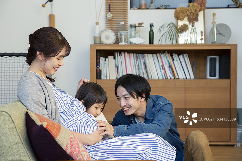 快乐的家庭在客厅放松图片素材