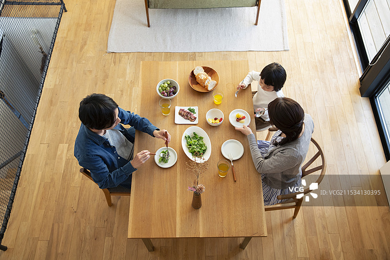 快乐的家庭用餐场景图片素材