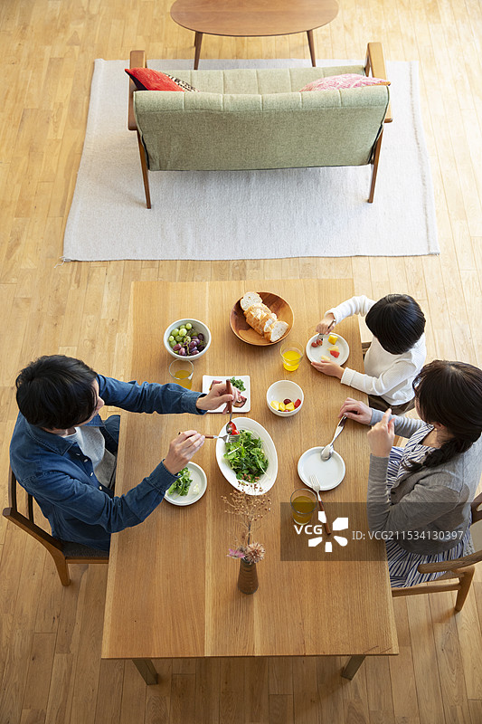快乐的家庭用餐场景图片素材