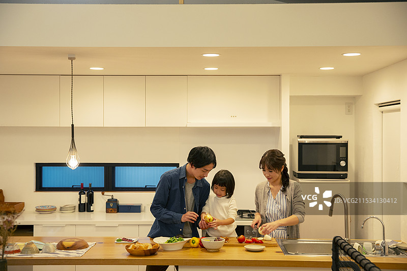 三口之家一起做饭图片素材