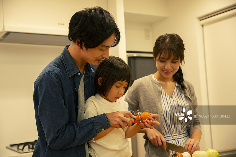 三口之家一起做饭图片素材