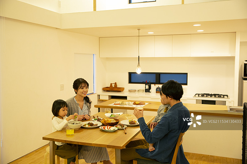快乐的家庭用餐场景图片素材