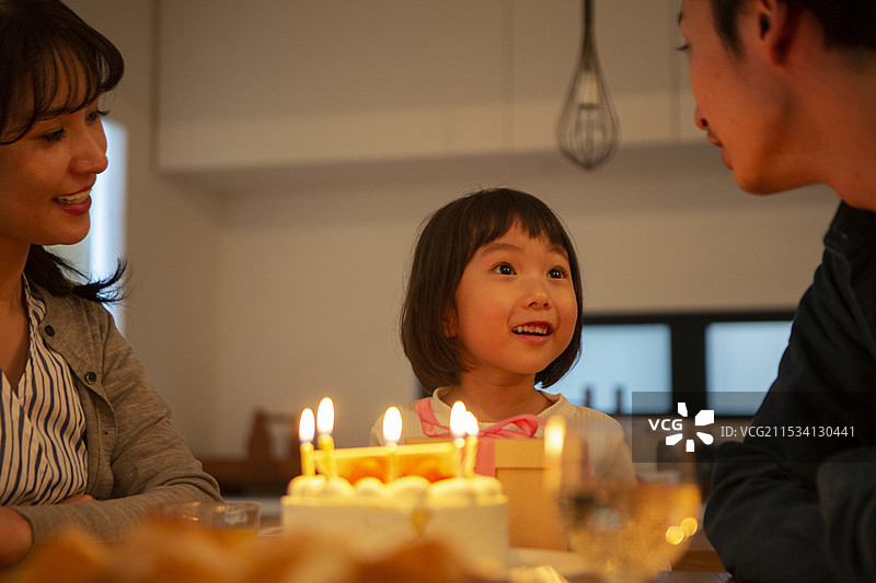 女孩收到礼物时感到快乐图片素材