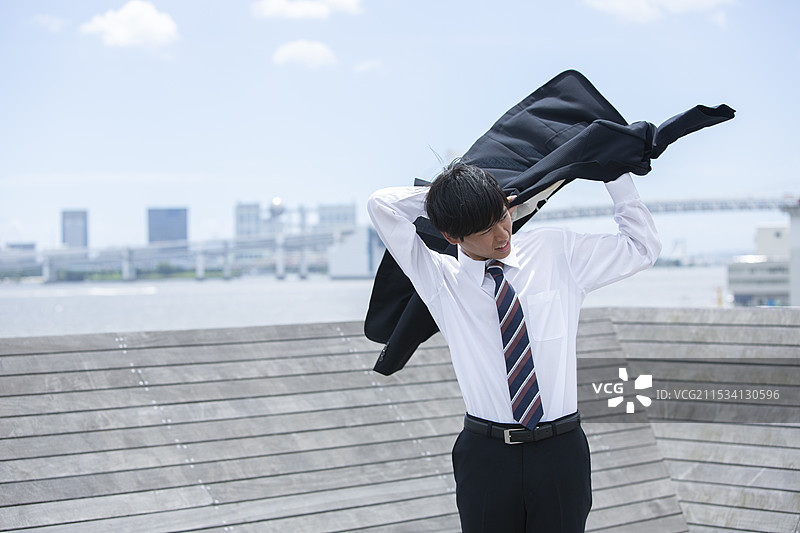 20多岁的男子穿着西装站在屋顶上图片素材