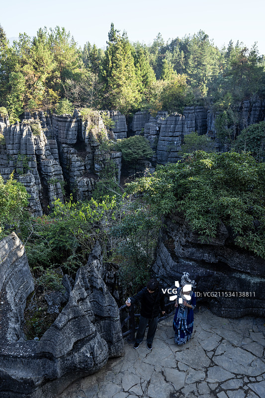 一位美女和帅哥在国家4A级景区湖北恩施梭布垭石林游玩图片素材