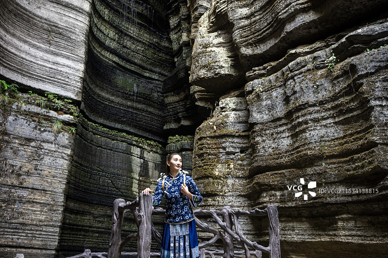 一位美女在国家4A级景区湖北恩施梭布垭石林游玩图片素材