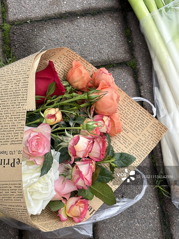 花篮里的玫瑰花束图片素材