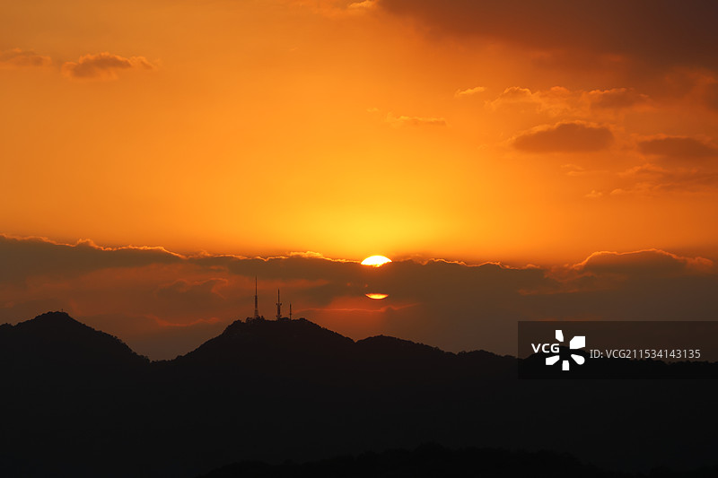 橘色天空衬托山峦的剪影景色图片素材