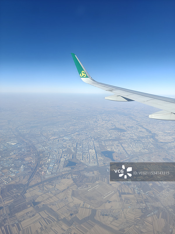 春秋航空飞过长春图片素材