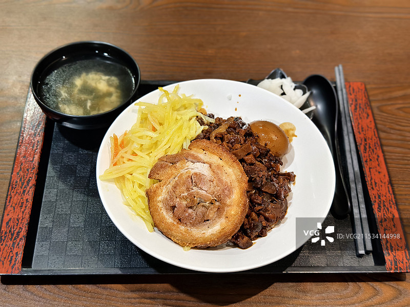 桌上盘子中卤肉饭的高角度视图图片素材