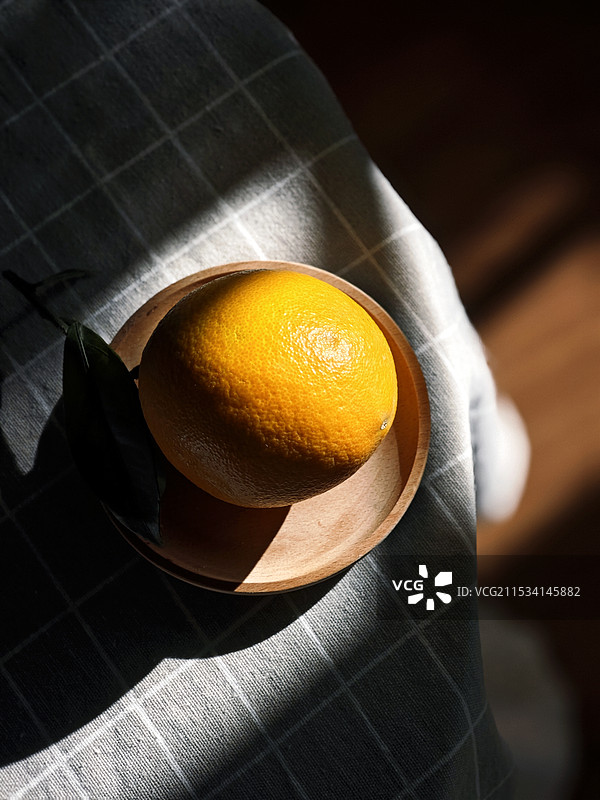 桌子上的柠檬特写镜头图片素材