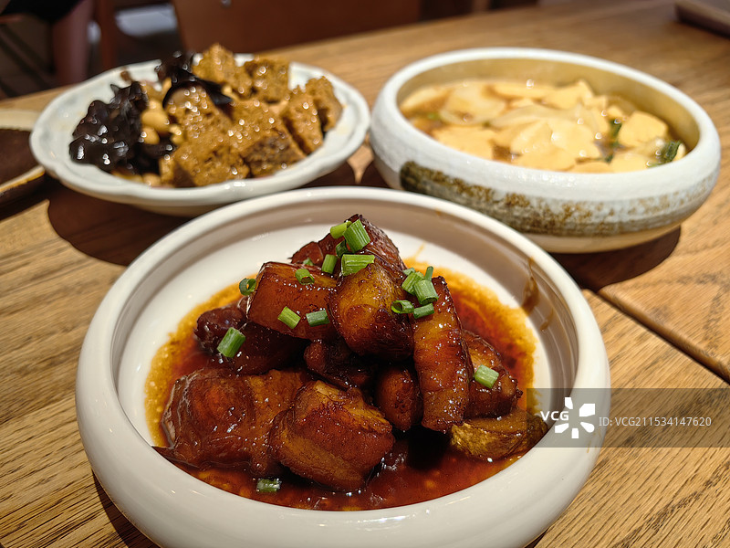 红烧肉，木质背景肉类蔬菜中式炒菜图片素材