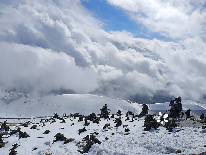雪山上的玛尼堆图片素材