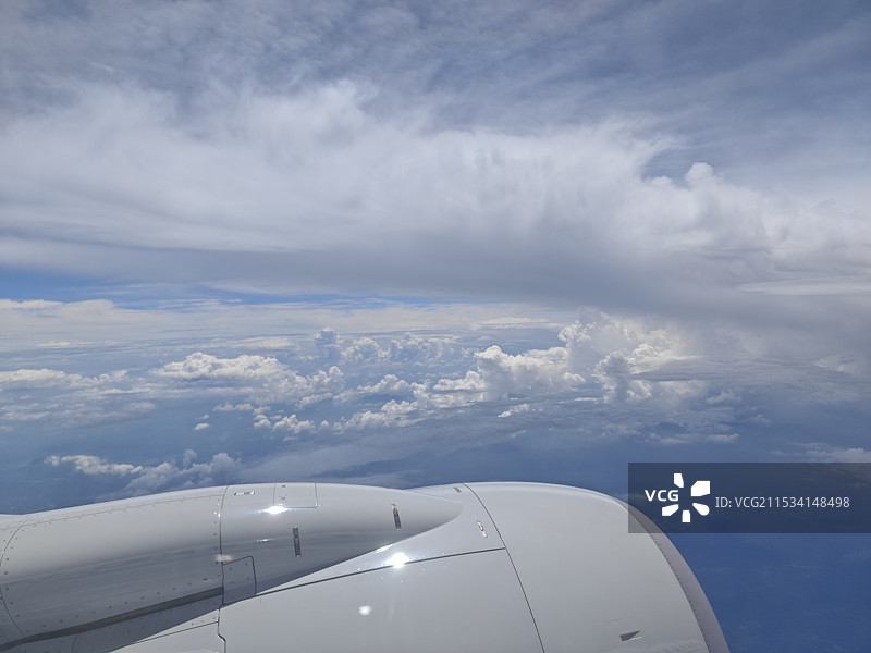 飞机在空中飞行的航拍图片素材