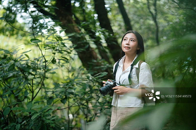在广州著名景点白云山的徒步采风拍摄的女人图片素材