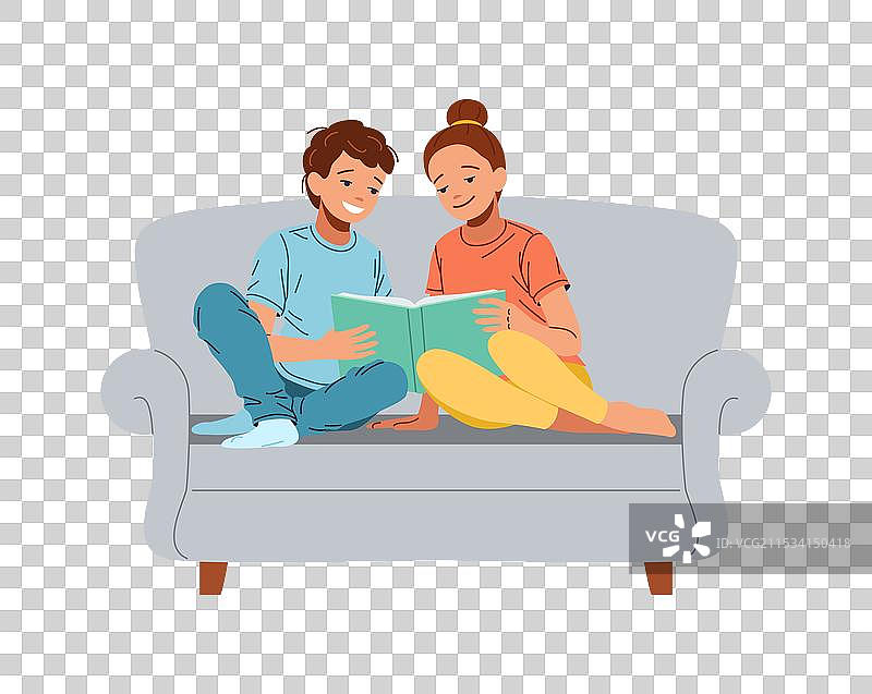 孩子们的朋友们在沙发上平躺着阅读书籍图片素材