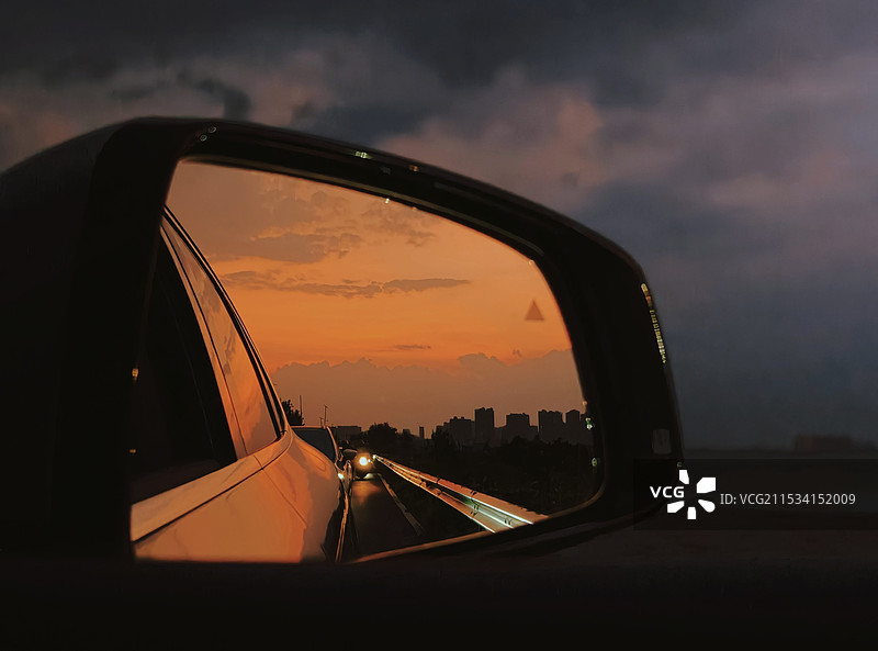 两个世界图片素材