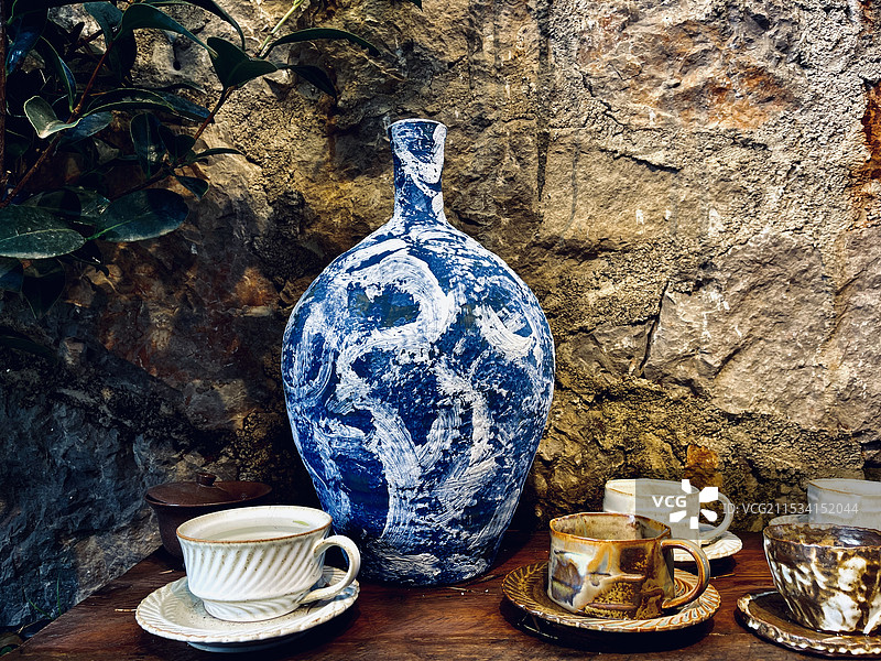 桌上咖啡杯特写镜头图片素材