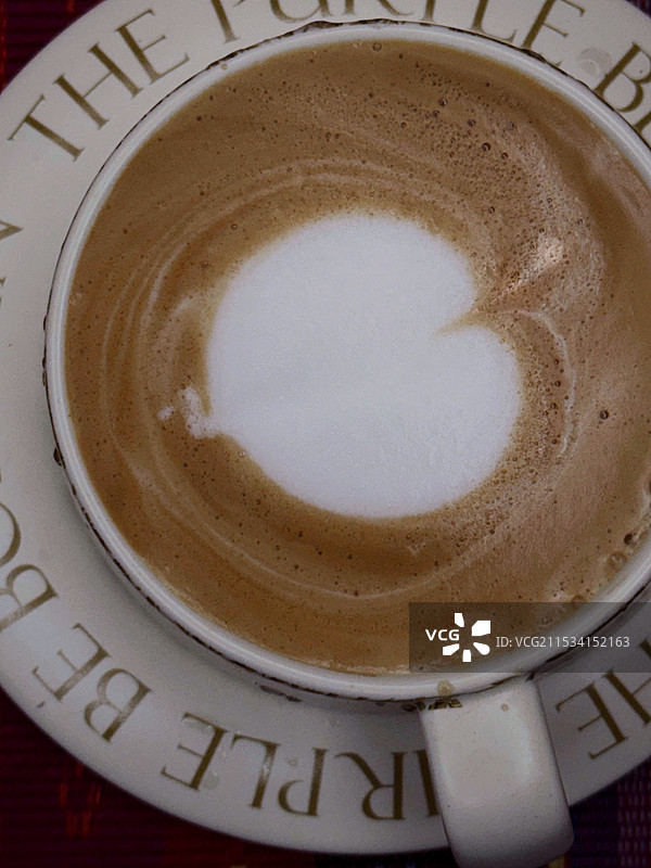 就在桌子上卡布奇诺的正上方图片素材