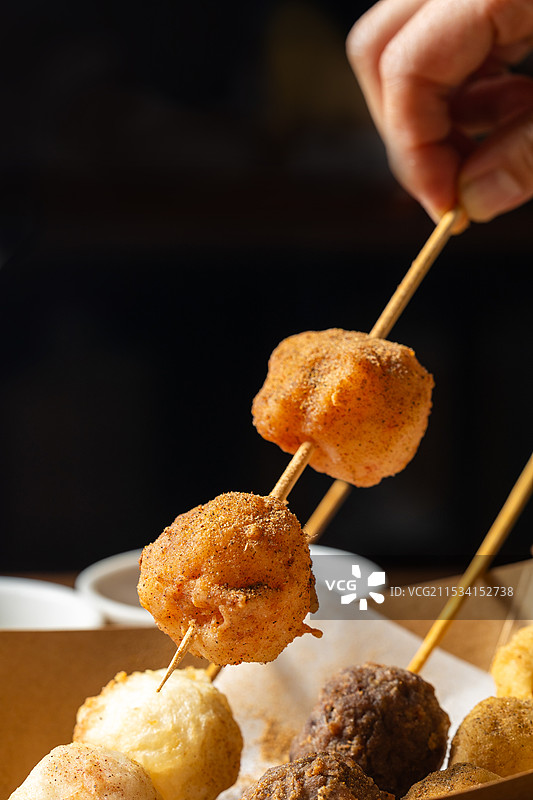 煎酿包心鱼丸香港鱼丸团子鲜鱼汤鱼汤炸丸子肥肠鱼蛋港味小吃夜市图片素材