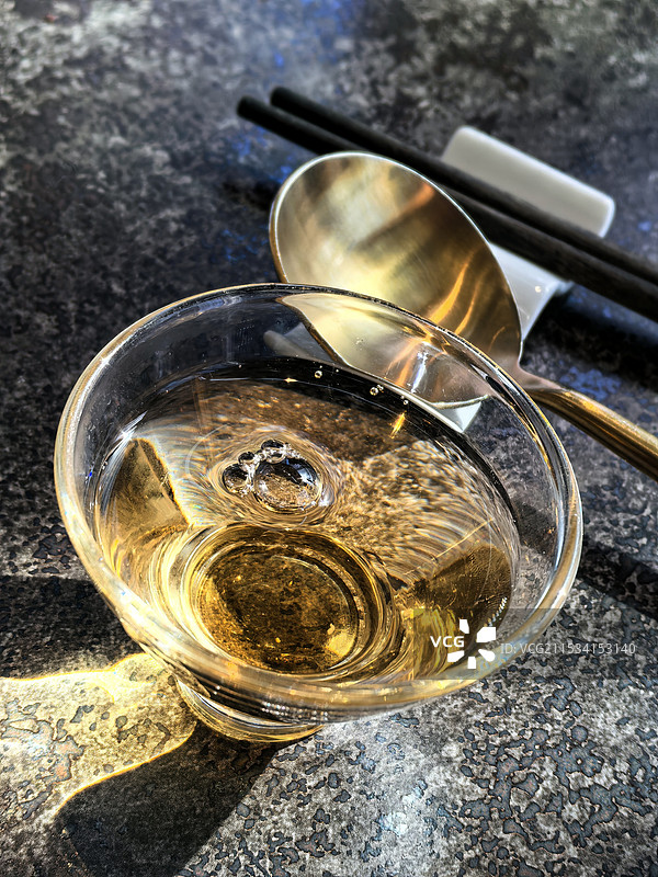 桌上饮料的高角度视图图片素材