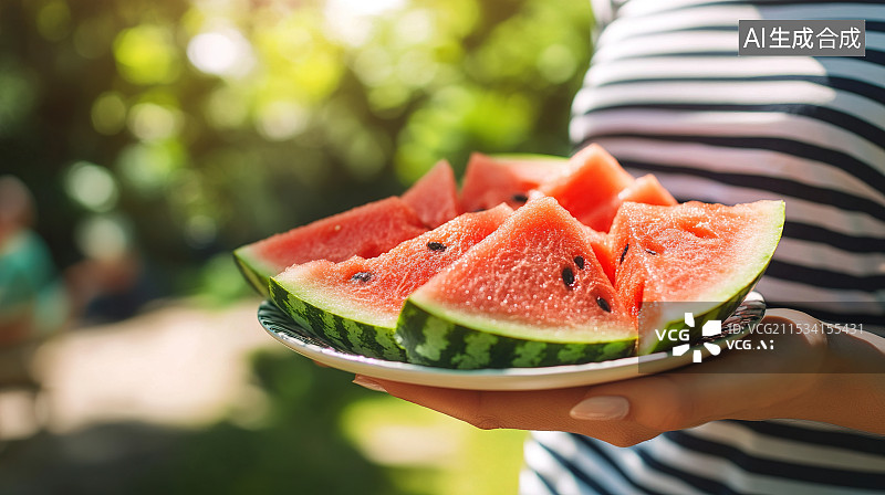 【AI数字艺术】夏天户外用餐聚会手捧一盘切好的西瓜图片素材