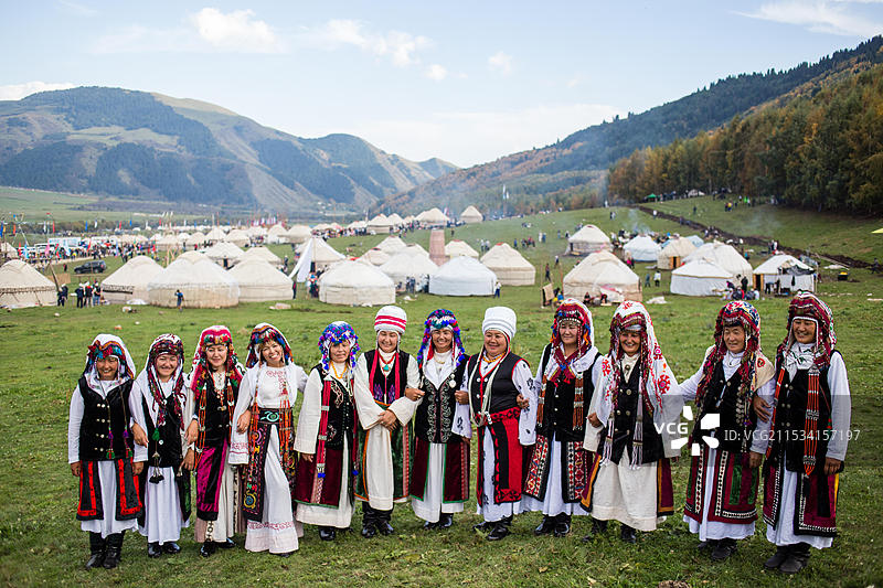 吉尔吉斯斯坦女性歌唱团在2016年9月的世界游牧民族运动会上，参加完非正式表演后身着民族服装合影。图片素材