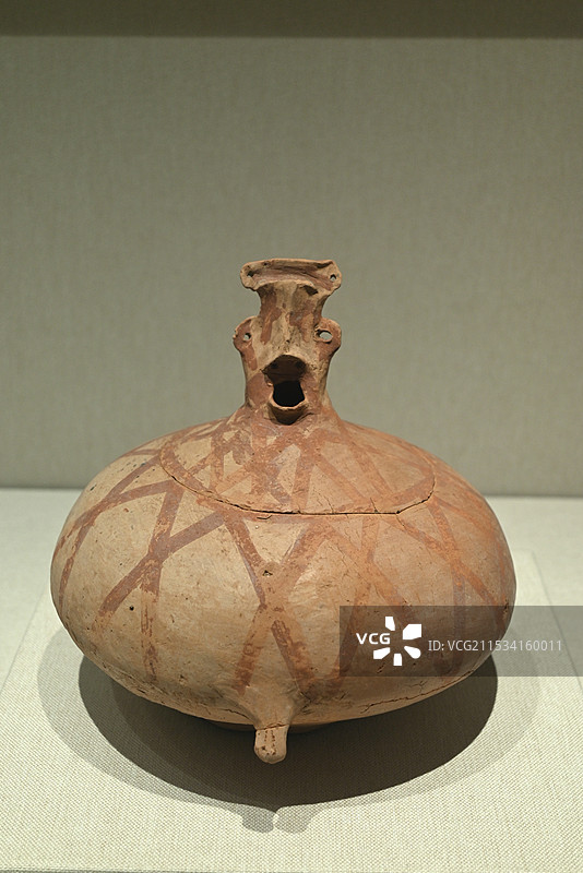 新石器时代• 马家窑文化塑人头“x”纹彩陶罐图片素材