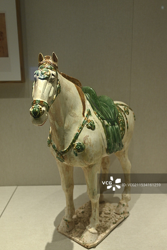 唐三彩白马，三彩马是最令人喜爱的唐三彩之一，造型均头小颈长，腰肥体壮，眼睛炯炯有神，富于艺术的表现力图片素材