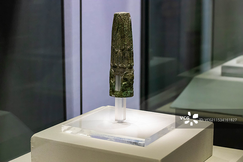 黑龙江博物馆收藏的商代夔龙纹蝉纹铜车軎图片素材