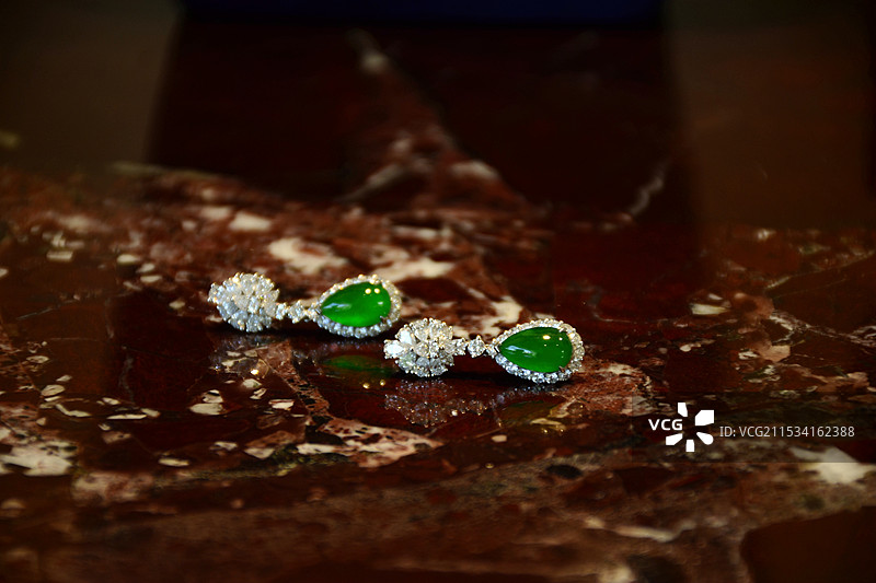 名贵珠宝手饰和戒指图片素材