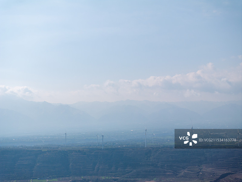 陕西省渭南市潼关县山脉与风力发电风车图片素材