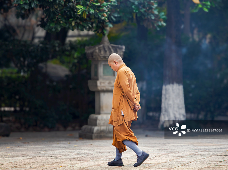 站在人行道上的人的侧视图图片素材