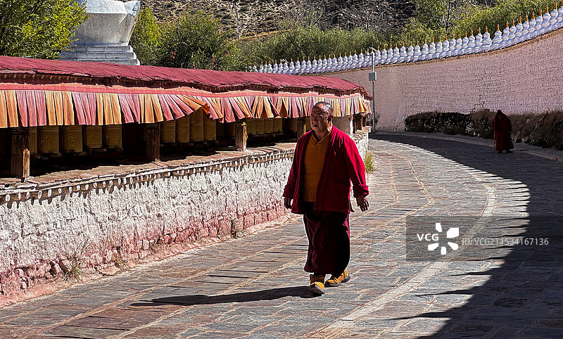 桑耶寺里行走的僧人图片素材