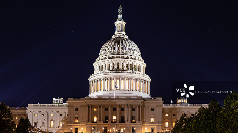 夜晚的美国国会图片素材
