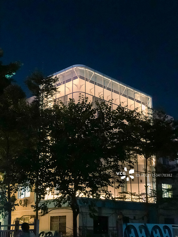 夜间夜空照明建筑的低角度视图图片素材